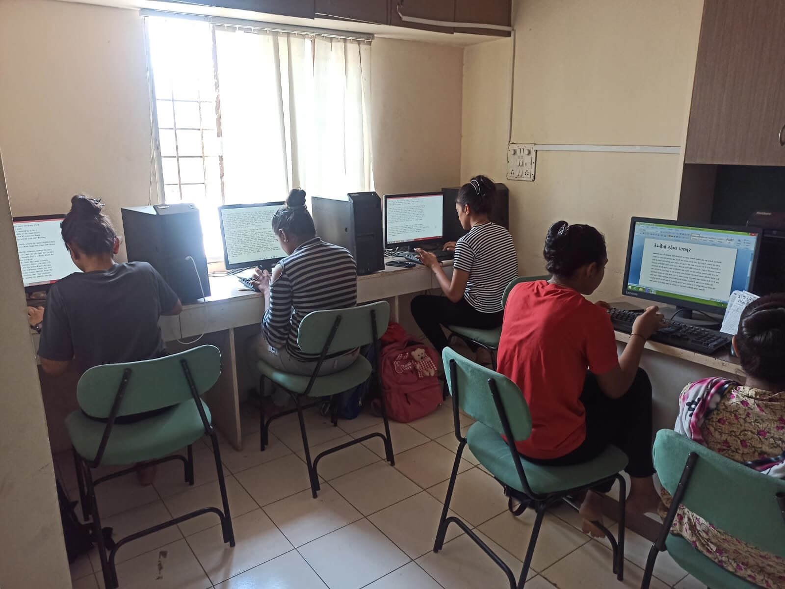 PROJECTOR & CLASS ROOM